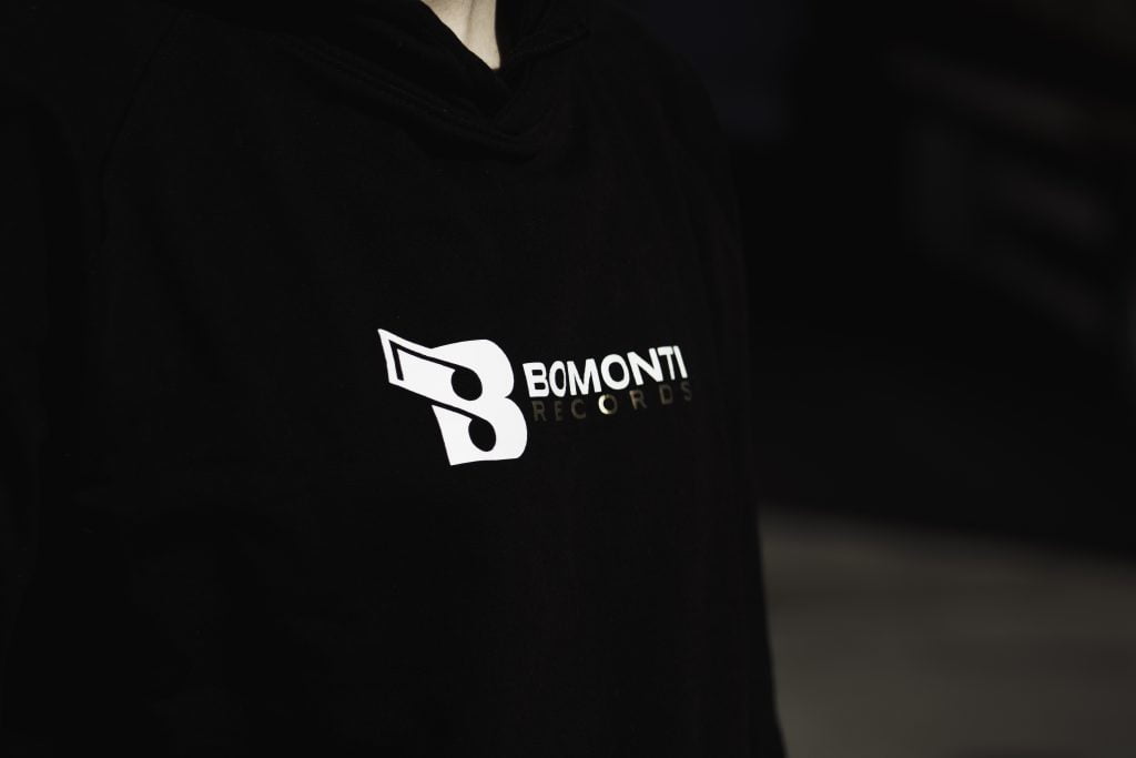 Ein Pulli mit dem Bomonti Records-Logo.